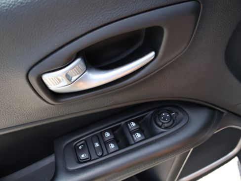 Used 2018 Jeep Compass Latitude FWD image 41