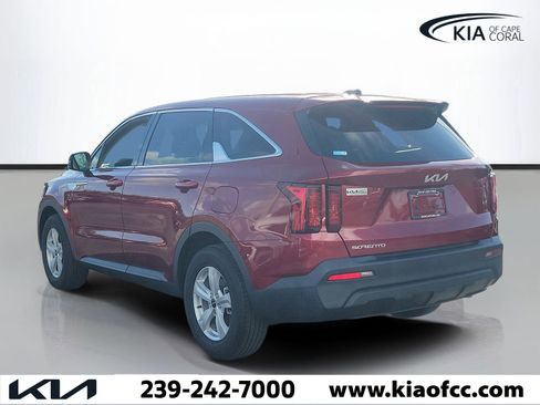 Certified 2023 Kia Sorento LX FWD image 4
