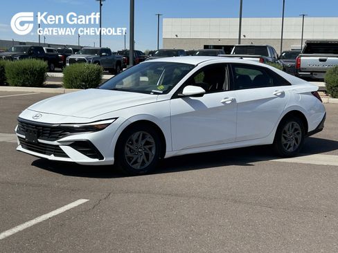 Used 2024 Hyundai Elantra SEL image 1