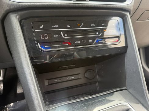 Used 2025 Volkswagen Taos SE AWD/4WD image 18