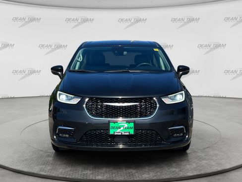 Used 2023 Chrysler Pacifica Touring-L FWD image 2