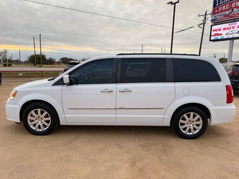 Used 2015 Chrysler Town & Country Touring w/ Driver Convenience Group image 10