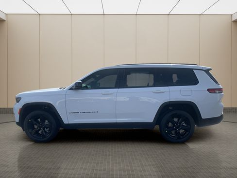 Used 2025 Jeep Grand Cherokee L Limited w/ Luxury Tech Group II RWD image 2