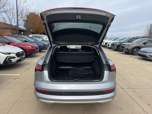 Used 2022 Audi e-tron Premium Plus w/ Premium Plus Package image 9