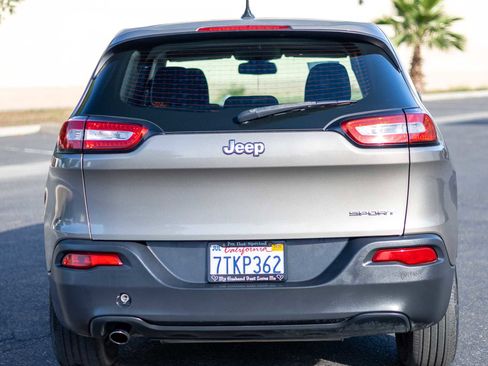 Used 2016 Jeep Cherokee Sport image 6