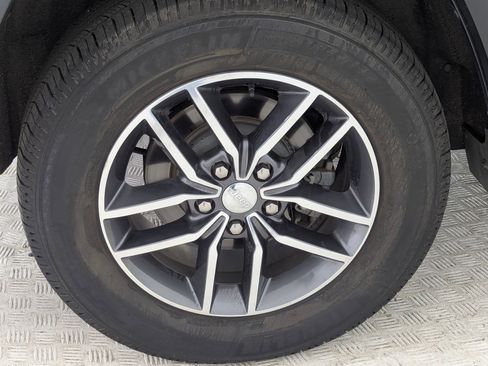 Used 2018 Jeep Grand Cherokee Limited image 12