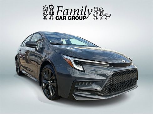 Used 2025 Toyota Corolla SE image 2