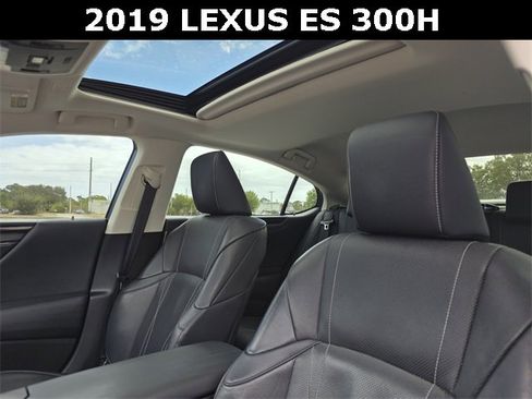 Used 2019 Lexus ES 300h w/ Accessory Package 2 image 21
