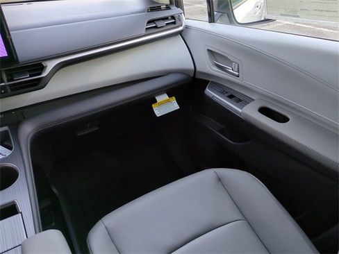 New 2026 Toyota Sienna XLE image 17