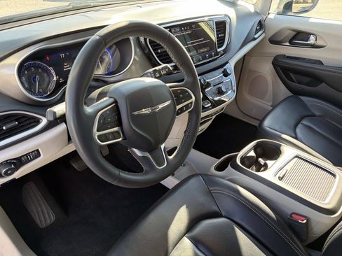 Used 2023 Chrysler Pacifica Touring-L image 7