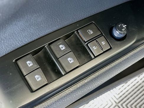 Certified 2018 Toyota Camry SE image 19