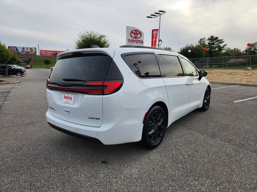 Used 2025 Chrysler Pacifica Limited FWD image 4