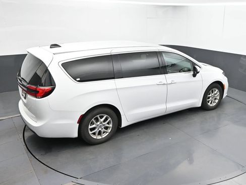 Used 2023 Chrysler Pacifica Touring-L FWD image 31