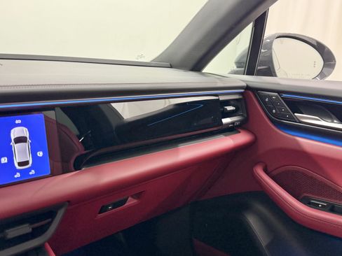 Certified 2025 Porsche Macan 4S Electric AWD/4WD image 53