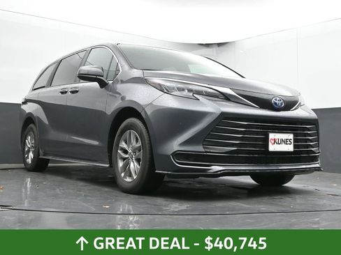 Used 2025 Toyota Sienna LE image 43