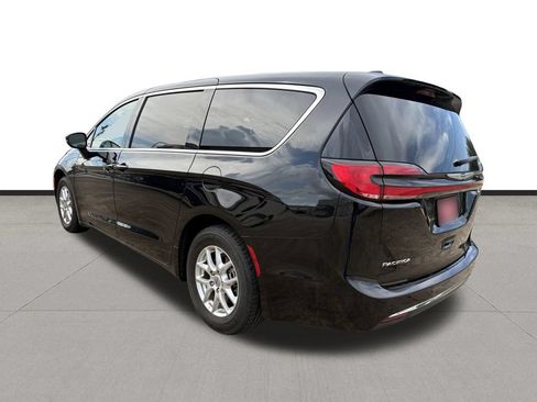 Used 2024 Chrysler Pacifica Touring-L FWD image 3