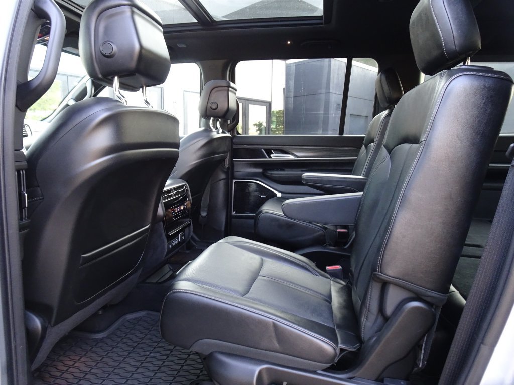 Used 2023 Jeep Wagoneer Series III w/ Premium Group I AWD/4WD image 18