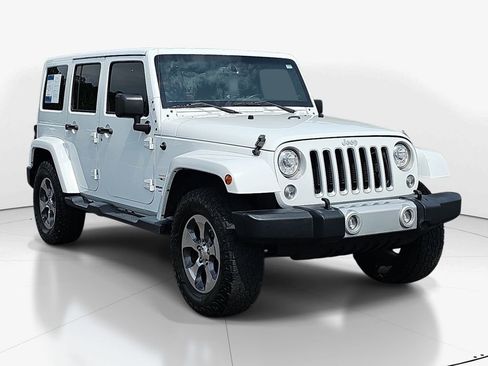 Used 2018 Jeep Wrangler Unlimited Sahara w/ Connectivity Group AWD/4WD image 3