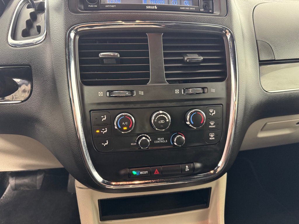 Used 2018 Dodge Grand Caravan SXT FWD image 16
