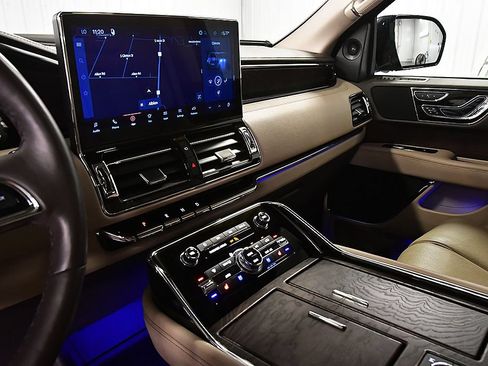 Used 2024 Lincoln Navigator Reserve AWD/4WD image 23