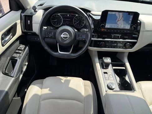 Used 2023 Nissan Pathfinder SL AWD/4WD image 19