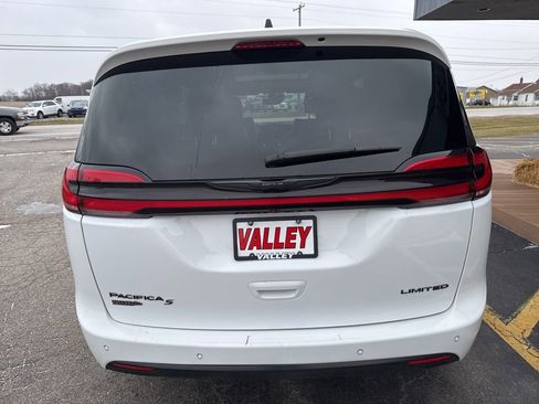 Used 2025 Chrysler Pacifica Limited image 13