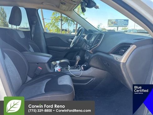 Used 2017 Jeep Cherokee Sport FWD image 14