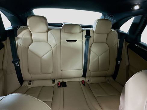 Certified 2023 Porsche Macan AWD/4WD image 29