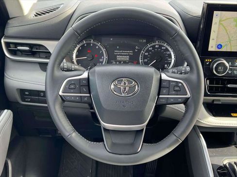 Used 2026 Toyota Highlander XLE image 13