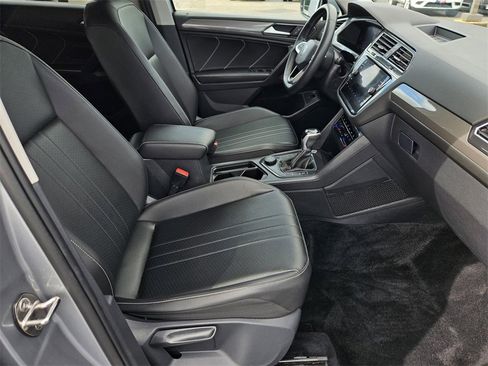 Used 2022 Volkswagen Tiguan SE image 33