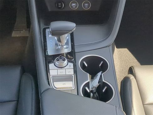 Used 2025 Genesis G70 2.5T image 18