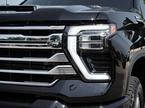 Used 2025 Chevrolet Silverado 2500 High Country w/ High Country Premium Package AWD/4WD image 6
