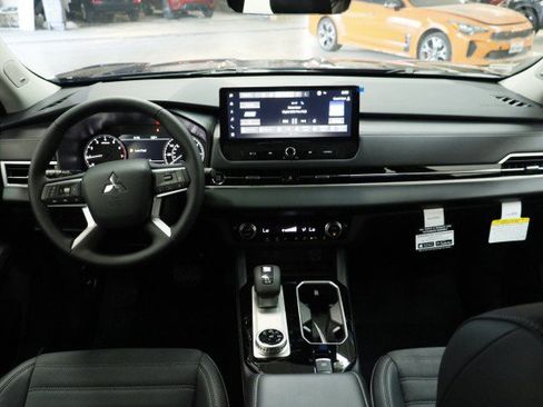 New 2026 Mitsubishi Outlander FWD image 19
