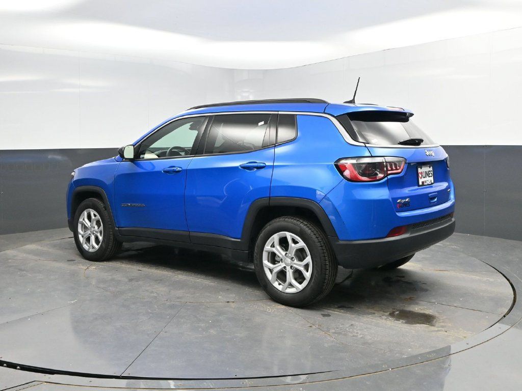 Used 2024 Jeep Compass Latitude AWD/4WD image 5