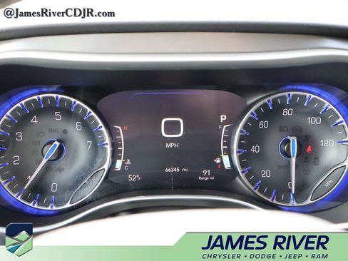 Used 2023 Chrysler Pacifica Touring-L FWD image 28