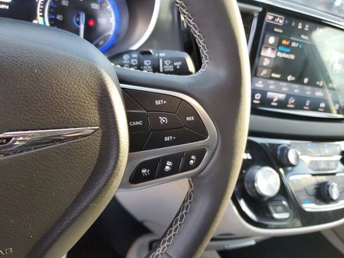 Used 2024 Chrysler Pacifica Touring-L image 26