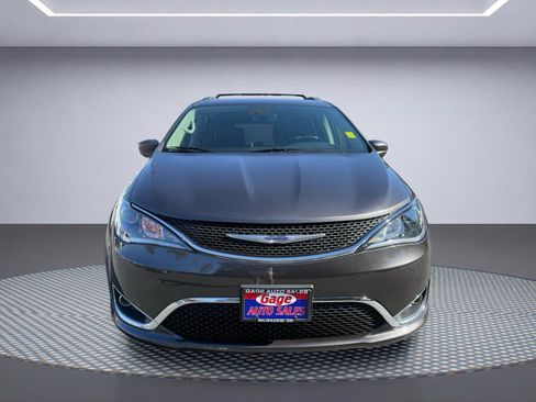 Used 2020 Chrysler Pacifica Touring-L w/ Tire & Wheel Group FWD image 9