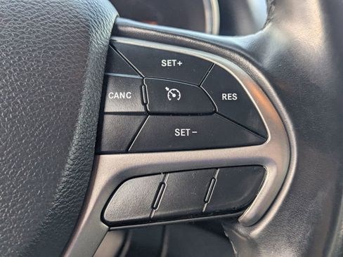 Used 2019 Jeep Grand Cherokee Laredo w/ Laredo X Package RWD image 17