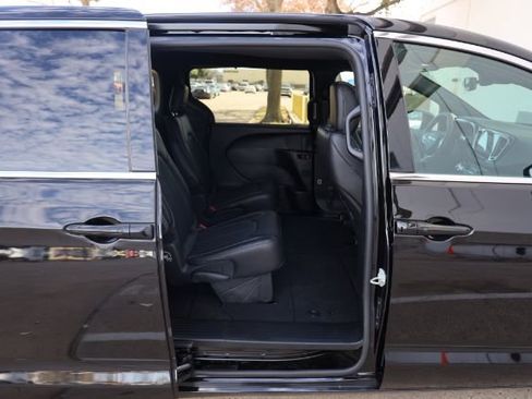 Used 2026 Chrysler Pacifica Select image 23