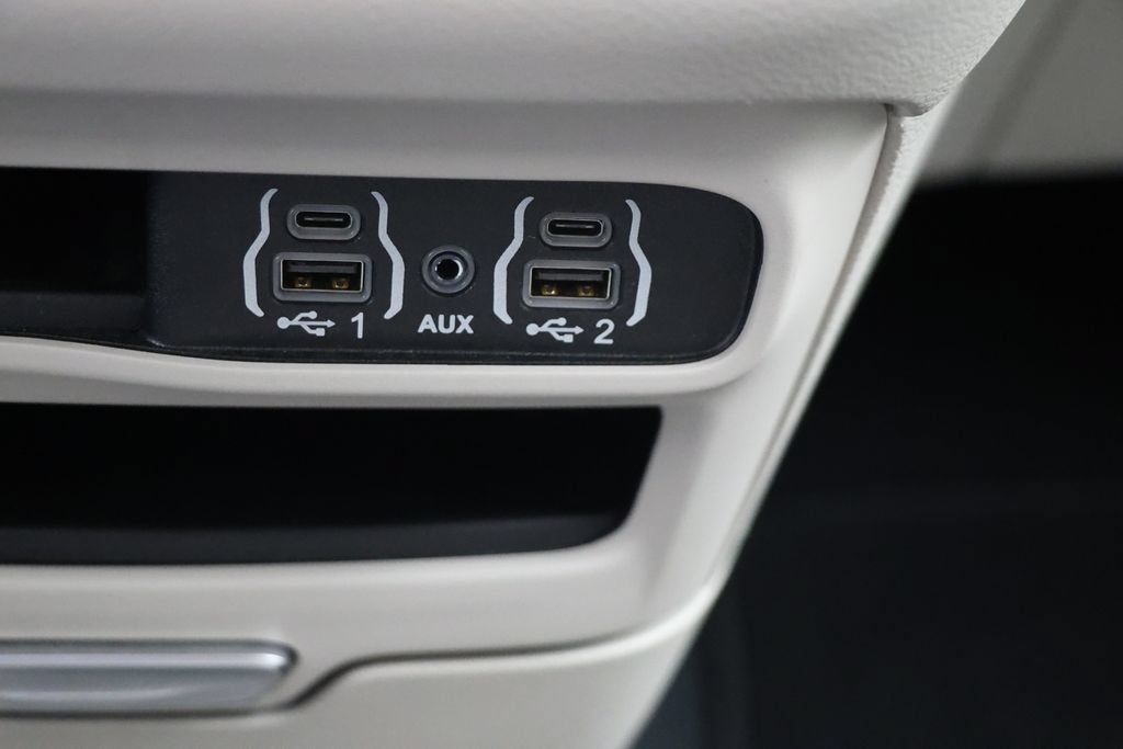 Used 2024 Chrysler Pacifica Touring-L FWD image 24