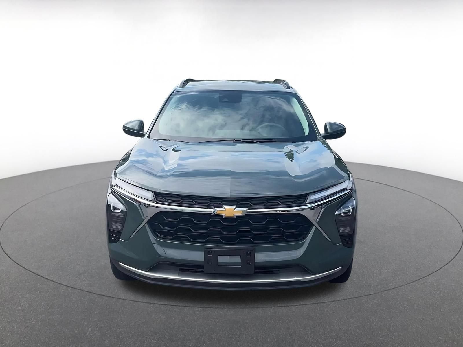 Used 2025 Chevrolet Trax LT FWD image 3