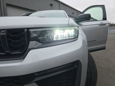 New 2026 Jeep Grand Cherokee Limited w/ Limited Altitude Package AWD/4WD image 30