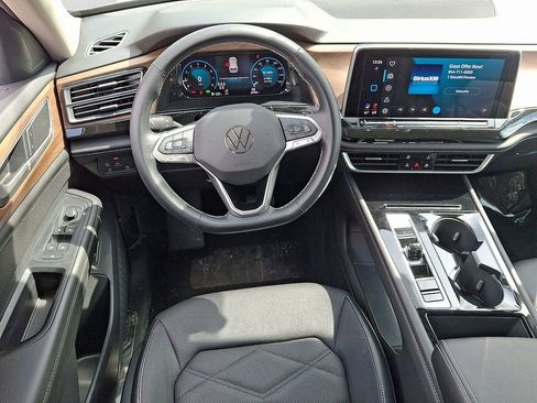 Used 2025 Volkswagen Atlas SE image 12