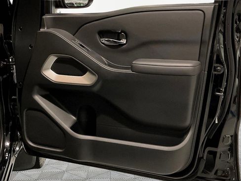 Used 2024 Nissan Frontier SV RWD image 28
