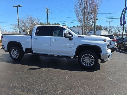 Used 2025 Chevrolet Silverado 2500 LTZ w/ LTZ Premium Package AWD/4WD image 9