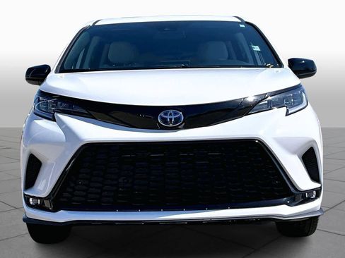 Used 2025 Toyota Sienna XSE image 4