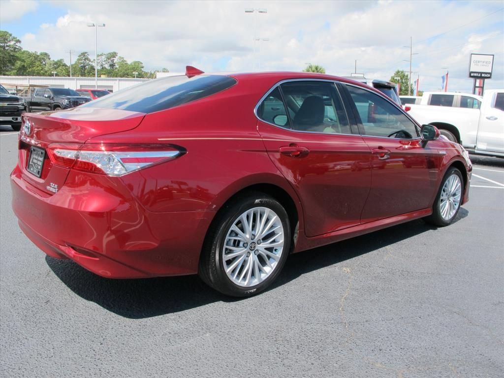 Used 2020 Toyota Camry XLE FWD image 3