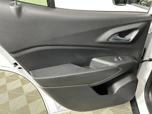 Used 2025 Chevrolet Trax LT w/ LT Convenience Package FWD image 16
