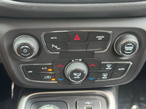 Used 2020 Jeep Compass Latitude w/ Cold Weather Group AWD/4WD image 28