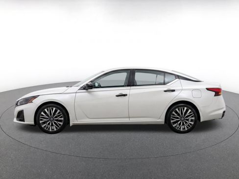 Used 2025 Nissan Altima 2.5 SV FWD image 4